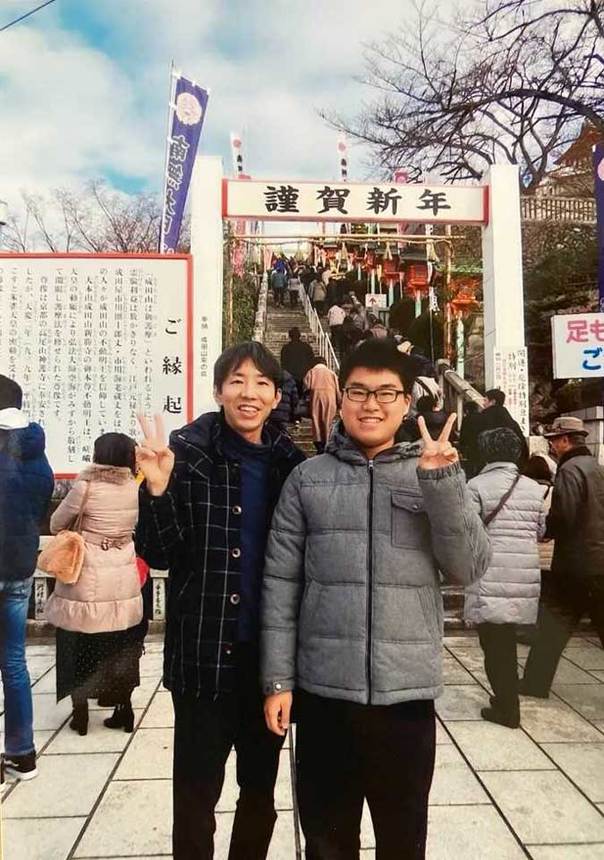 成田山名古屋別院に初詣に訪れた高田明浩さん（右）と浩史さん＝２０２１年１月、愛知県犬山市