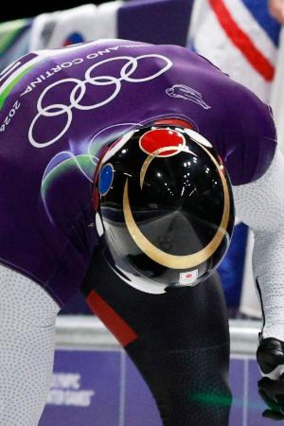 　スケルトン男子４回戦でスタートする高橋弘篤。ヘルメットは伊達政宗をイメージ＝１３日、コルティナダンペッツォ（共同）