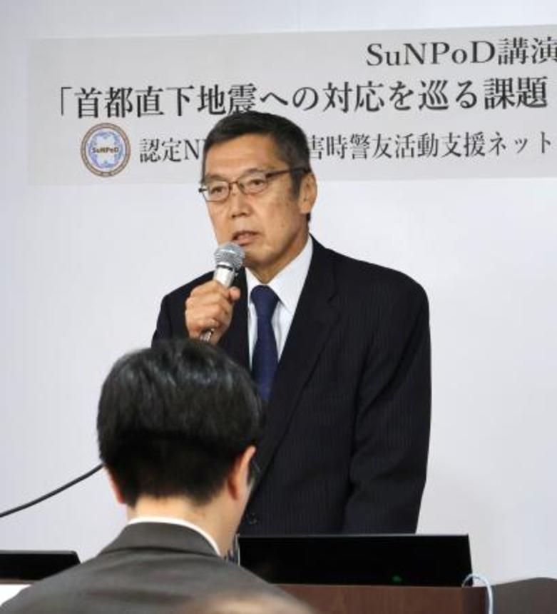 　講演会であいさつするＮＰＯ法人「災害時警友活動支援ネットワーク」の竹内直人さん＝２３日午後、東京都港区