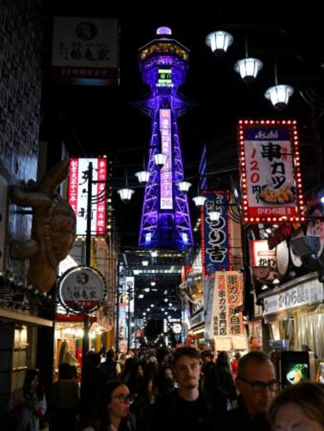 　開業７０周年を記念し、ライトアップされた通天閣＝２８日夜、大阪市浪速区