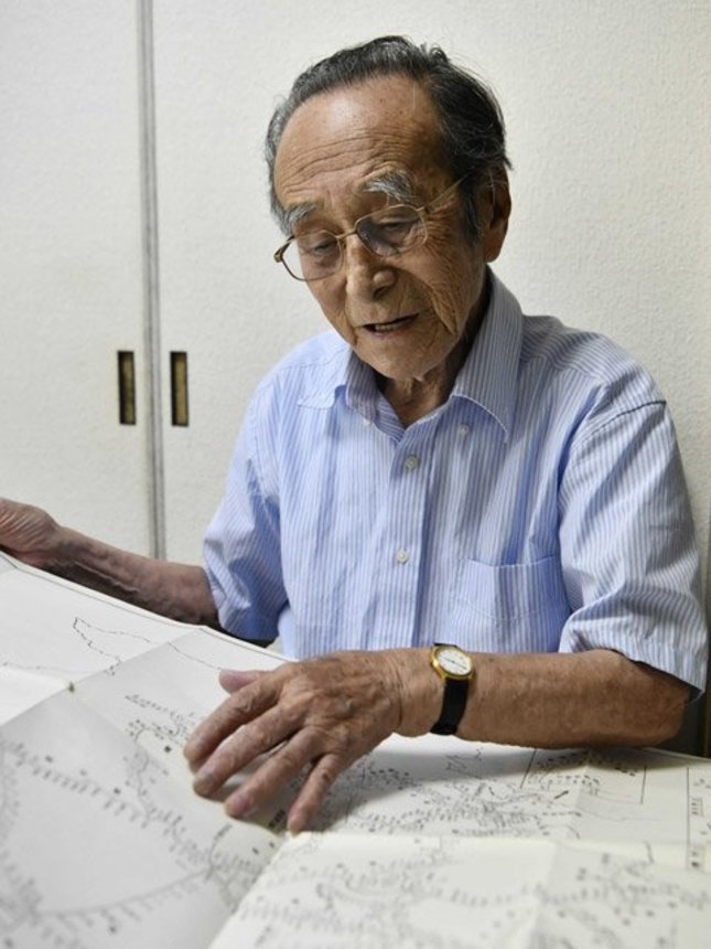 南満州鉄道の路線図を眺める馬場久孝さん＝１０日、岐阜市八代、馬場さん宅
