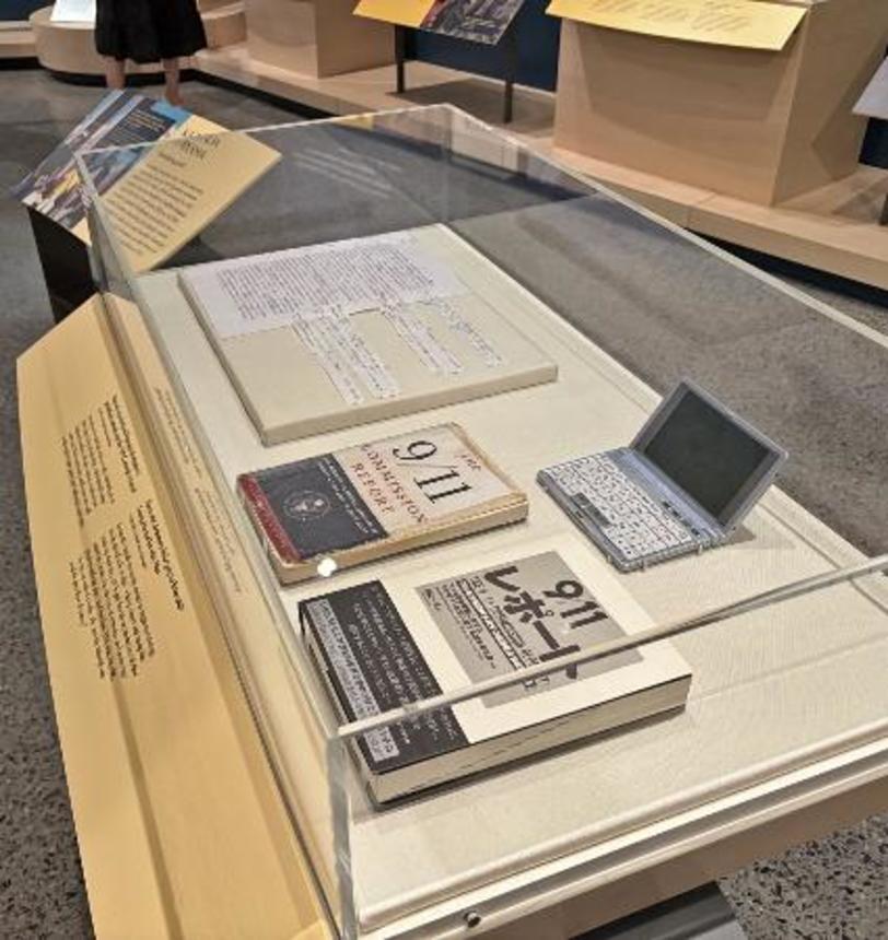 　米ニューヨークの「９・１１記念博物館」の特別展で紹介されている住山一貞さんの翻訳書や電子辞書＝８月３１日（共同）