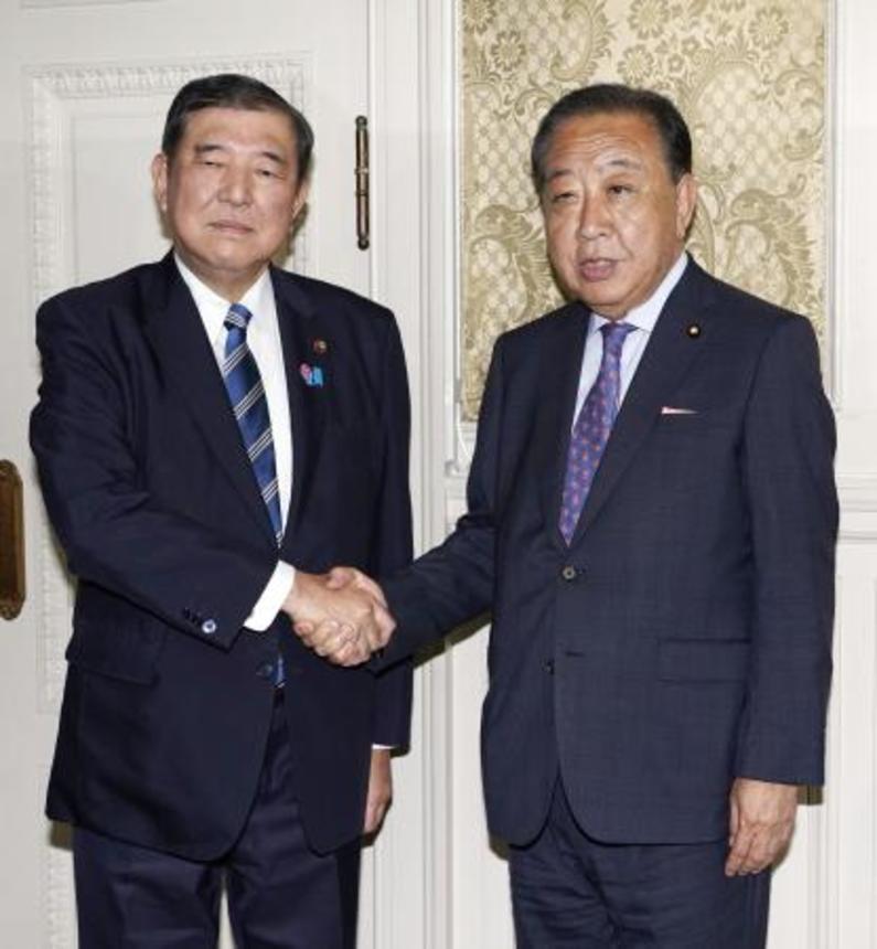 　立憲民主党の野田代表（右）と握手する石破首相＝６月２０日、国会