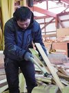 榑板をへぐ川上舟晴さん