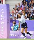 　パリ五輪のラグビー７人制女子１次リーグの試合で副審を務める桑井亜乃さん＝２０２４年７月、パリ郊外