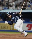 　５回ヤクルト２死三塁、内山が左前に適時打を放つ＝神宮