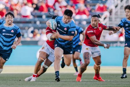 　トンガ戦で攻め込む竹内（中央）＝デンバー（（Ｃ）ＪＲＦＵ）