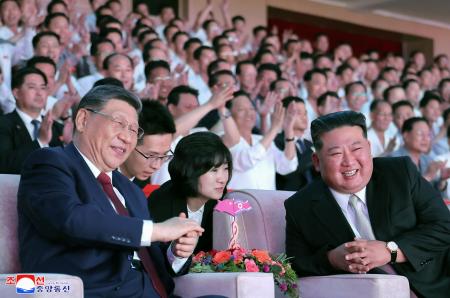 　眼鏡をかけて芸術公演を鑑賞する中国の習近平国家主席。右は北朝鮮の金正恩朝鮮労働党総書記＝８日、平壌（朝鮮中央通信＝共同）