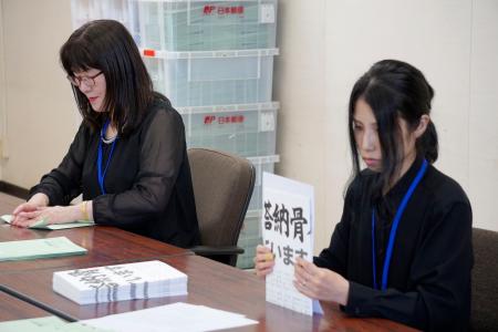 　広島市役所で「原爆供養塔納骨名簿」の発送作業を行う市職員＝３０日午前