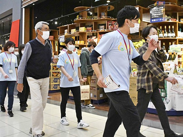 理学療法士とのウオーキングを楽しむ参加者＝各務原市那加萱場町、イオンモール各務原