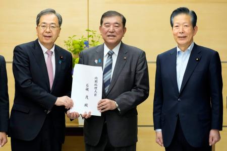 　公明党の斉藤代表（左）から「平和創出ビジョン」に関する提言を受け取る石破首相＝１３日午後、首相官邸