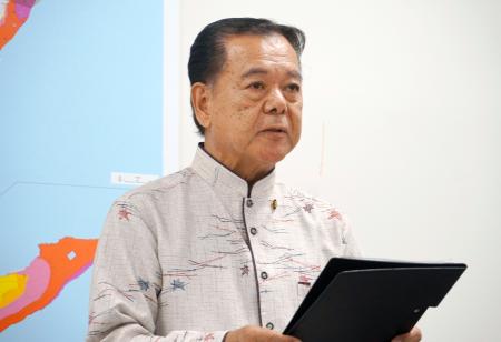　記者会見する沖縄県南城市の古謝景春市長＝２８日午後、南城市