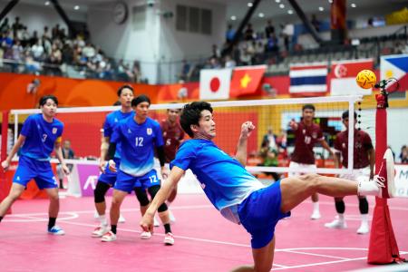 　男子クワッド決勝　日本―インドネシア　レシーブする奈良輪（手前）＝パロマ瑞穂アリーナ