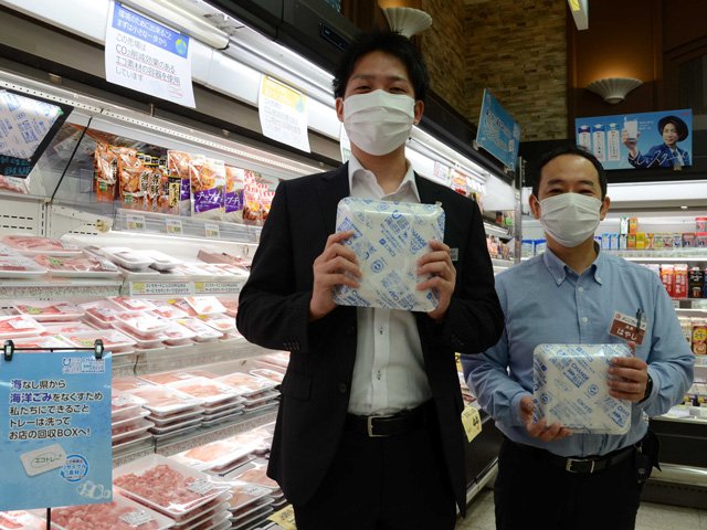 食品トレーは洗って、店の回収ボックスに持っていくように呼び掛ける林茂樹店長（右）ら＝中津川市駒場、スマイル駒場店