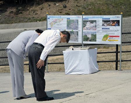 　２０１４年８月の土砂災害で大きな被害が出た広島市安佐南区を訪れ、黙礼される天皇、皇后両陛下＝２０日午前（代表撮影）
