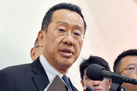 　取材に応じる台湾の顧立雄国防部長＝５日、台北市（共同）