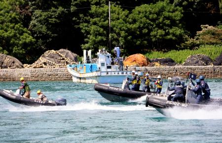 　反捕鯨団体による妨害行為を想定した海保の警備訓練＝２０日午後、和歌山県太地町