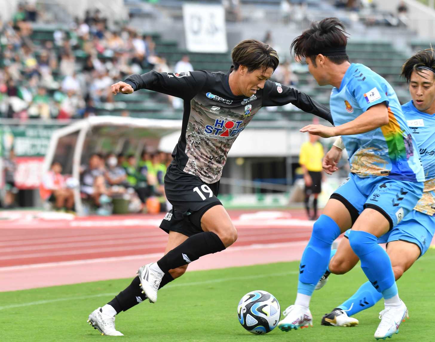 ＦＣ岐阜×福島＝前半、ドリブル突破を図るＦＣ岐阜のＭＦ松本＝長良川競技場