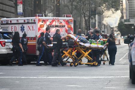 　米ニューヨーク・マンハッタンの発砲事件を受け現場に向かう警察官ら＝２８日（ゲッティ＝共同）
