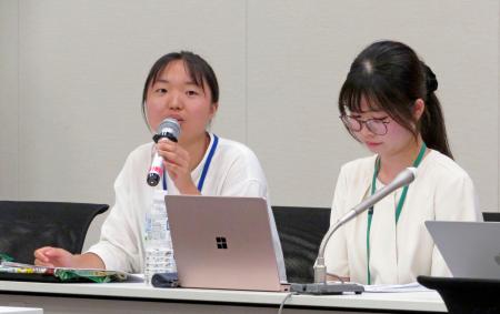 　国会内で記者会見する加藤美和さん（左）＝１０日午後