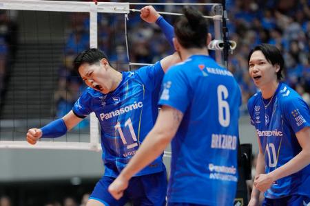 　大阪Ｂ―Ｊ愛知　第３セット、ポイントを奪い喜ぶ大阪Ｂ・西田（左）ら＝Ａｓｕｅアリーナ大阪