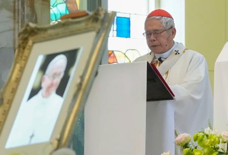 　ローマ教皇フランシスコを追悼するミサを執り行う前田万葉枢機卿。教皇の後継を選ぶコンクラーベに参加する＝４月２９日、大阪市中央区
