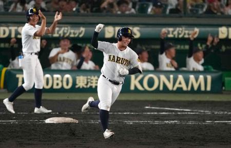 　鳴門―天理　４回裏、同点２ランを放ちガッツポーズで二塁へ向かう鳴門・橋本＝甲子園