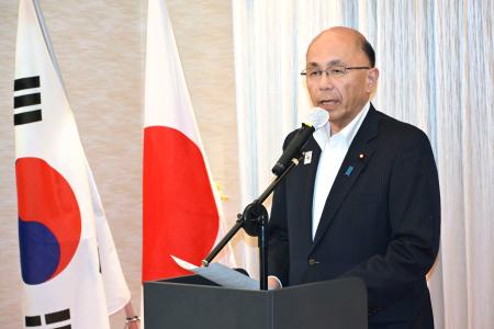 　日本産水産物をＰＲする在韓日本大使館のレセプションであいさつする根本幸典農水副大臣＝１７日、ソウル（共同）