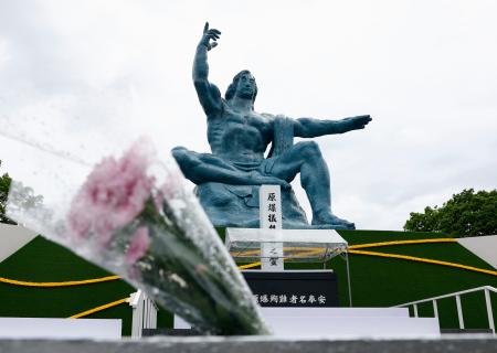 　被爆から８０年の原爆の日を迎え、長崎市の平和祈念像の前に手向けられた花＝９日午前