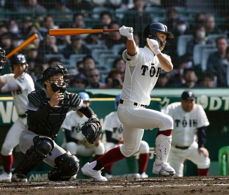 　熊本工―大阪桐蔭　１回表大阪桐蔭２死二塁、谷渕が右翼へ先制打を放つ。捕手中村＝甲子園