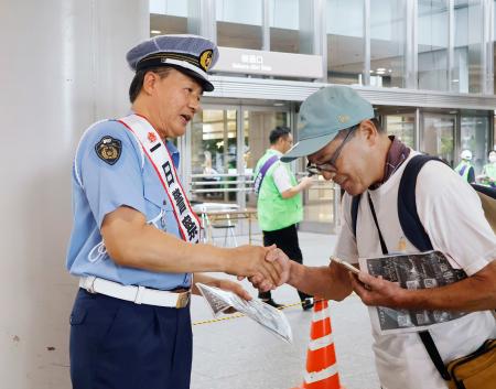 　愛知県警中村署の一日署長に就任し、自転車の安全運転などを呼びかける与田剛さん（左）＝１５日午前、ＪＲ名古屋駅