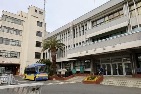 　大阪府大東市役所＝２月