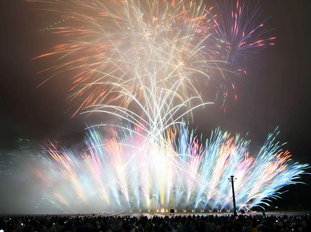 霧をついて繰り広げられた「郡上たかす高原３Ｄミュージック花火ショー」＝２１日午後８時１０分、郡上市高鷲町、高鷲スノーパーク