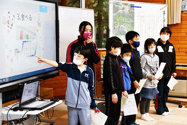 義務教育学校の校舎についてアイデアを発表する児童＝高山市荘川町新渕、荘川小学校
