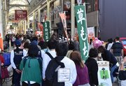 信長まつりが開幕しにぎわう商店街＝岐阜市、柳ケ瀬商店街