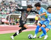 ＦＣ岐阜×福島＝前半、ドリブル突破を図るＦＣ岐阜のＭＦ松本＝長良川競技場