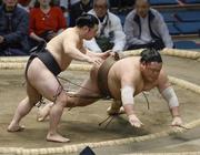 　炎鵬（左）が突き落としで荒篤山を破る＝エディオンアリーナ大阪