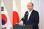 　日本産水産物をＰＲする在韓日本大使館のレセプションであいさつする根本幸典農水副大臣＝１７日、ソウル（共同）