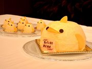 右は委嘱式のため、特別に作られた「ぴよりんＤＸ（デラックス）」さん＝名古屋市内