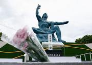 　被爆から８０年の原爆の日を迎え、長崎市の平和祈念像の前に手向けられた花＝９日午前