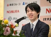 　竜王戦５連覇から一夜明け、笑顔で記者会見する藤井聡太竜王＝１４日午前、京都市下京区