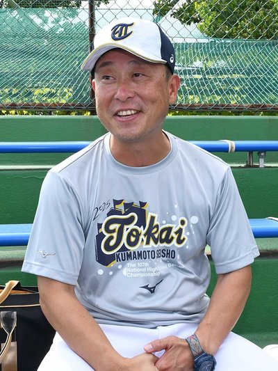 勝負のポイントについて語る東海大熊本星翔の野仲義高監督＝津門中央公園野球場