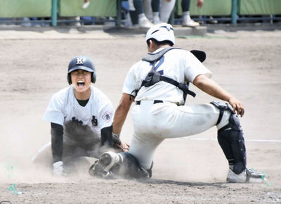 加納×長良＝タイブレーク延長１０回裏加納無死満塁、高桑の中飛で生還する服部＝プリニー