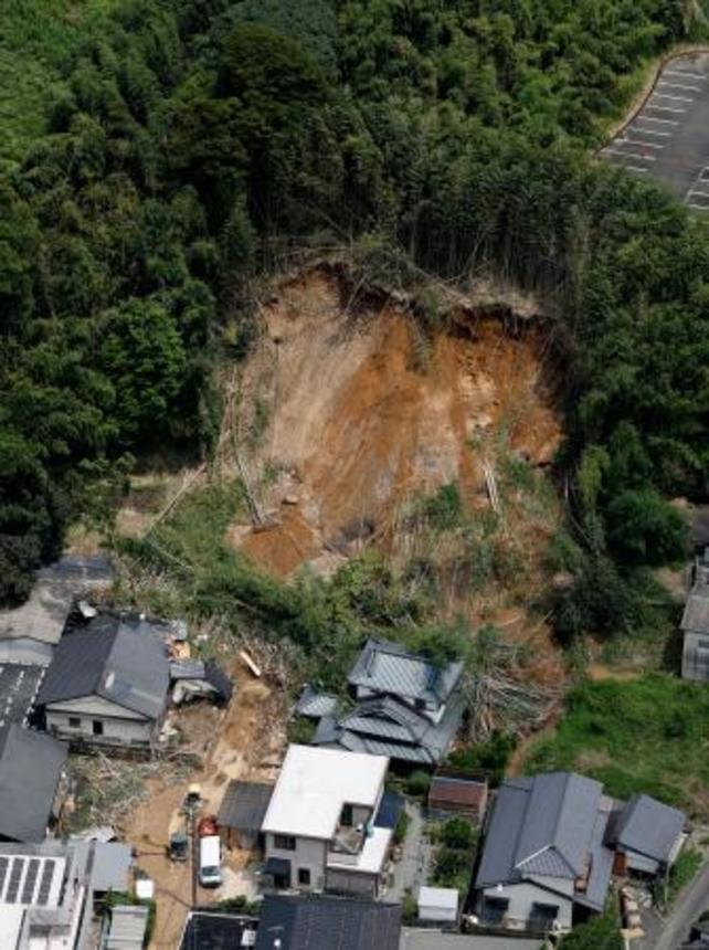 　避難中の車が巻き込まれた熊本県甲佐町の土砂崩れ現場＝１２日午後０時４３分（共同通信社ヘリから）