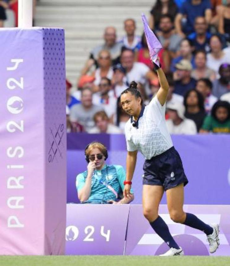 　パリ五輪のラグビー７人制女子１次リーグの試合で副審を務める桑井亜乃さん＝２０２４年７月、パリ郊外