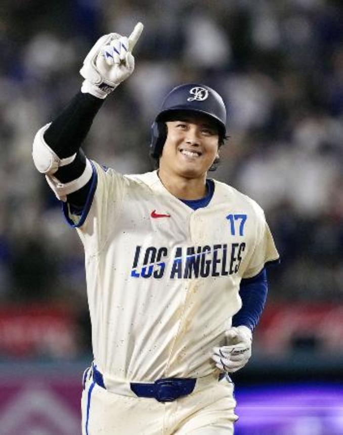　ホームランを放ち、笑顔で塁を回るドジャース・大谷＝２０日、ロサンゼルス（共同）