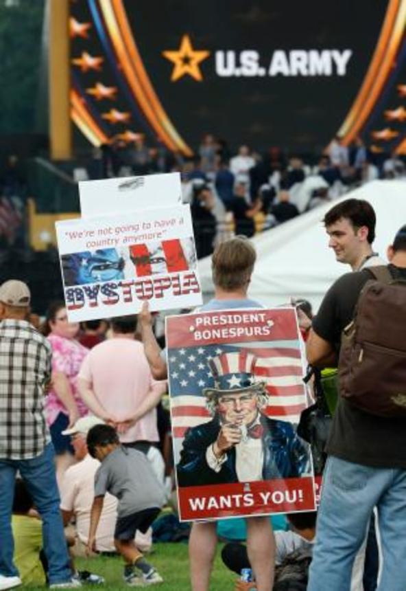　米ワシントン中心部で行われる軍事パレードを待つ人たち＝１４日（共同）