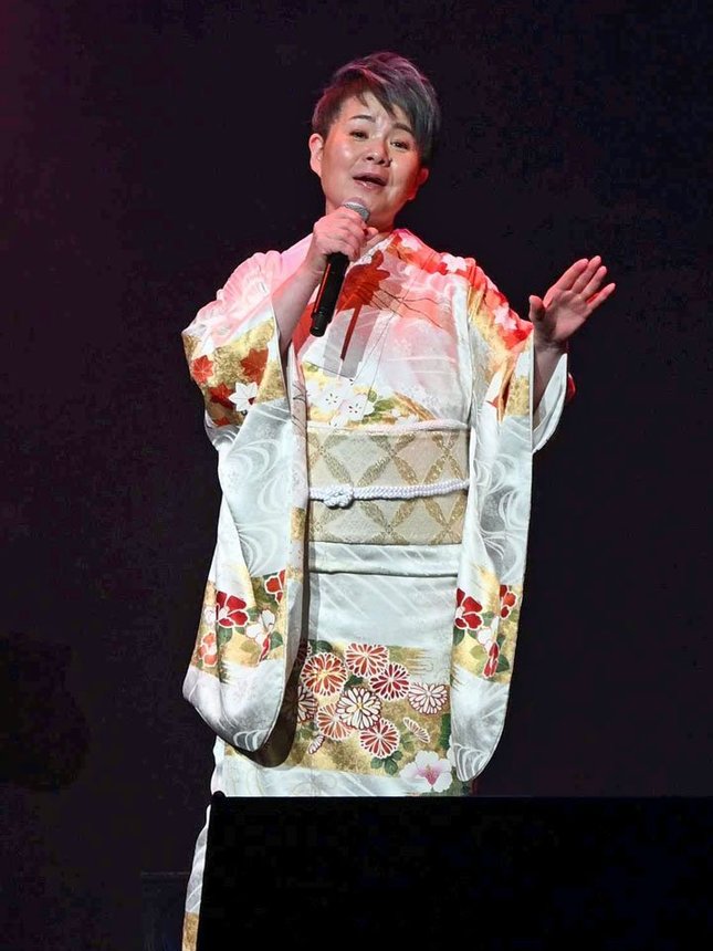 力強い歌声を披露する島津亜矢さん＝岐阜市美江寺町、ぎふしんフォーラム