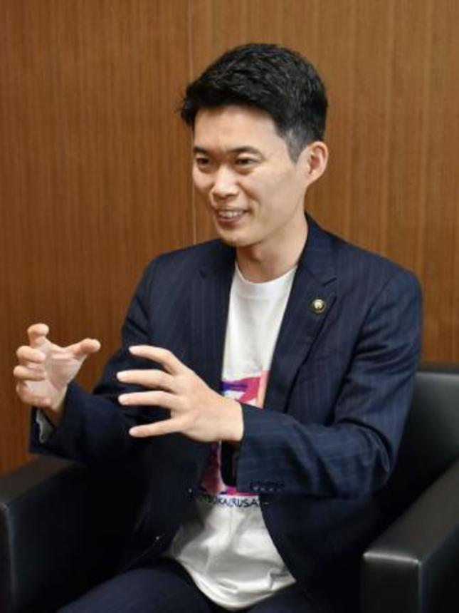 　インタビューに答える千葉県四街道市の鈴木陽介市長