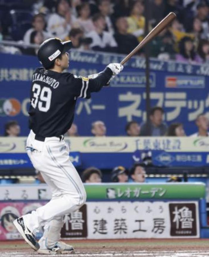 　９回ソフトバンク１死一、三塁、山本祐が左越えに逆転３ランを放つ＝ＺＯＺＯマリン